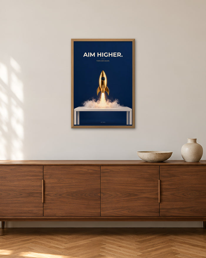 „Aim Higher“ – Geld & Business Poster – 50 × 70 cm im Holzrahmen – Raumansicht – Art Bros