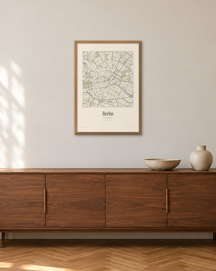 Berlin Stadtplan – Wandbild – 50 × 70 cm im Holzrahmen – Raumansicht – Art Bros
