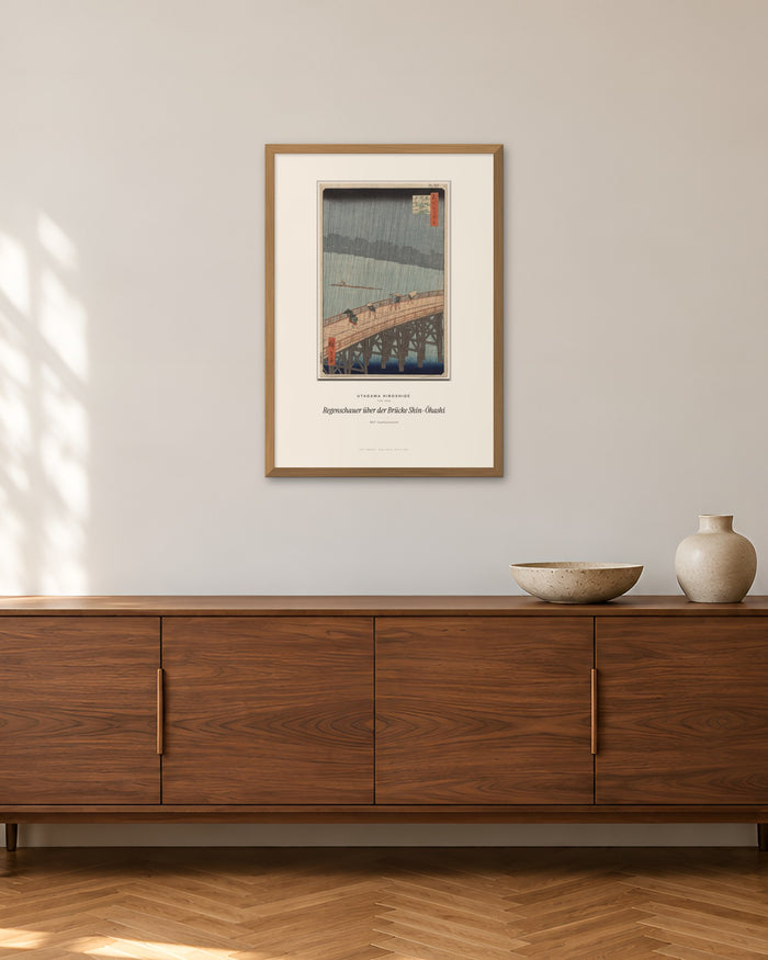 Regenschauer über der Brücke Shin-Ōhashi – Utagawa Hiroshige – 50 × 70 cm im Holzrahmen – Raumansicht – Art Bros