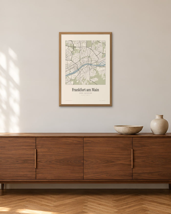 Frankfurt am Main Stadtplan – Wandbild – 50 × 70 cm im Holzrahmen – Raumansicht – Art Bros