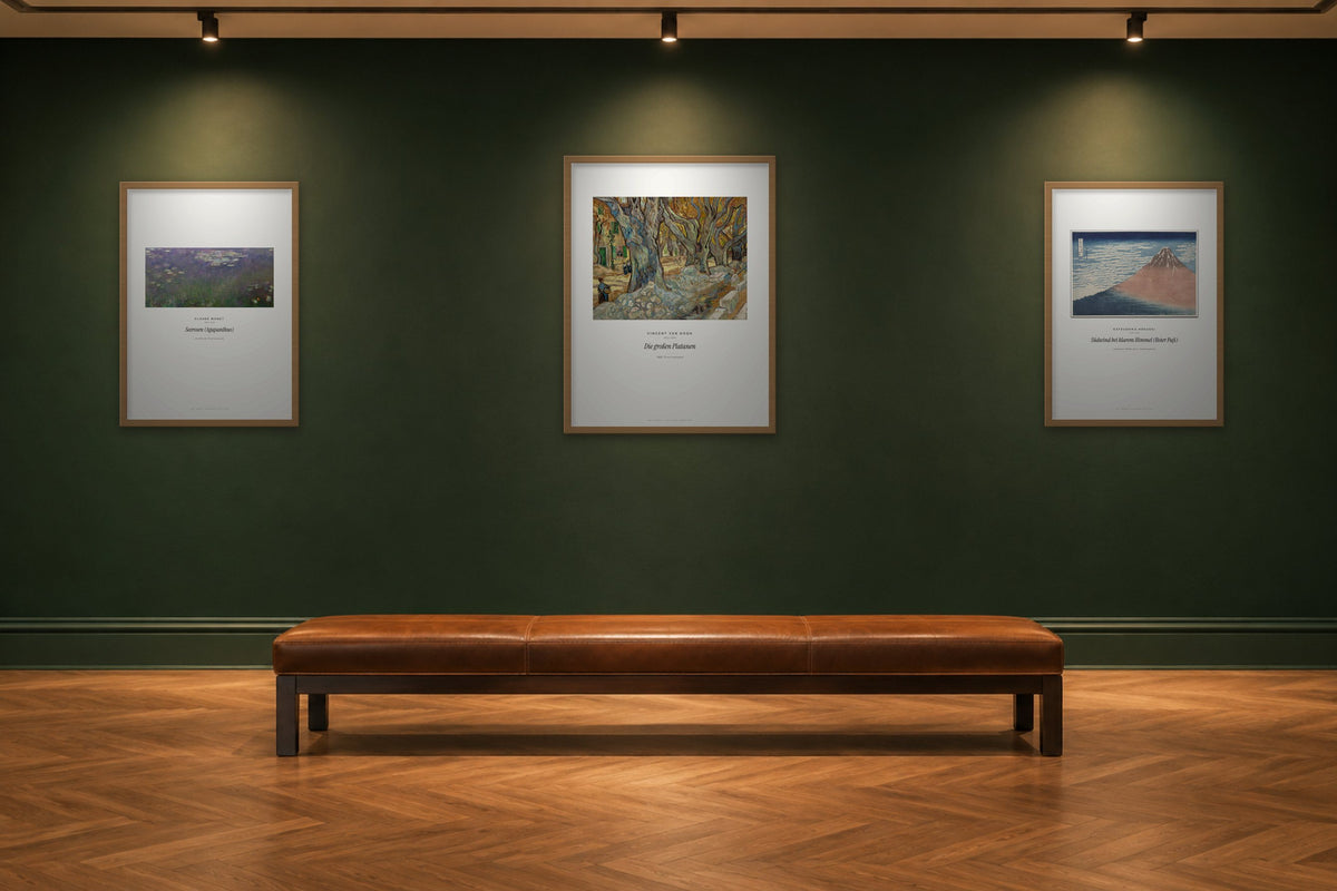 Galerieraum mit grüner Wand: Monet, Van Gogh und Hokusai aus der Galerie-Edition im Eichenrahmen