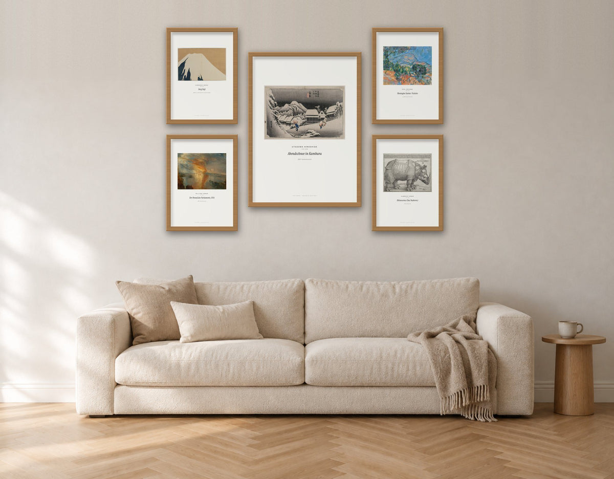 Bilderwand über dem Sofa mit fünf Kunstdrucken in Salon-Hängung