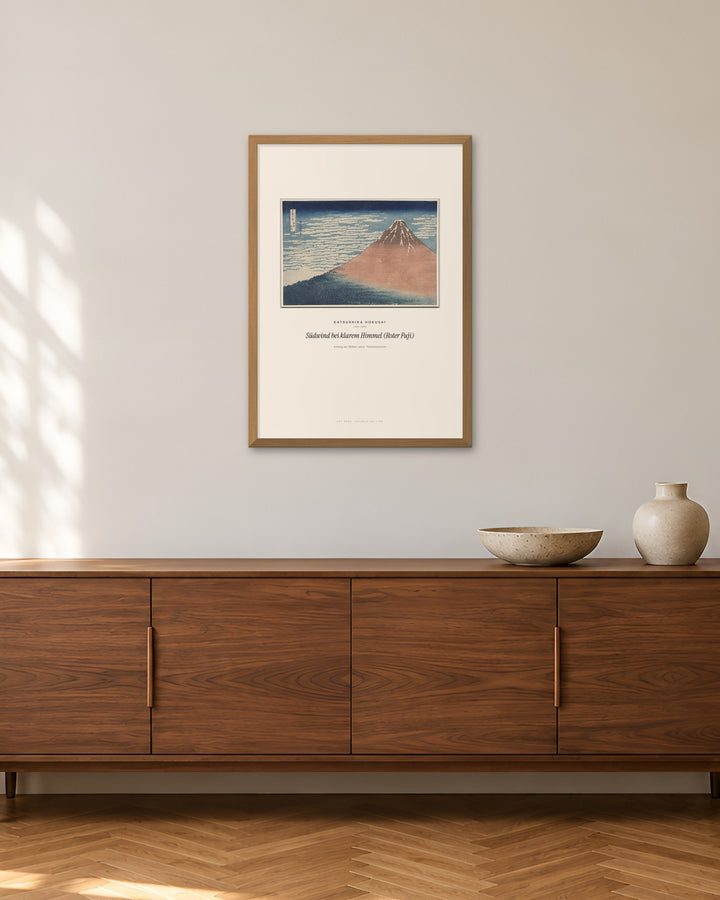 Südwind bei klarem Himmel (Roter Fuji) – Katsushika Hokusai – 50 × 70 cm im Holzrahmen – Raumansicht – Art Bros
