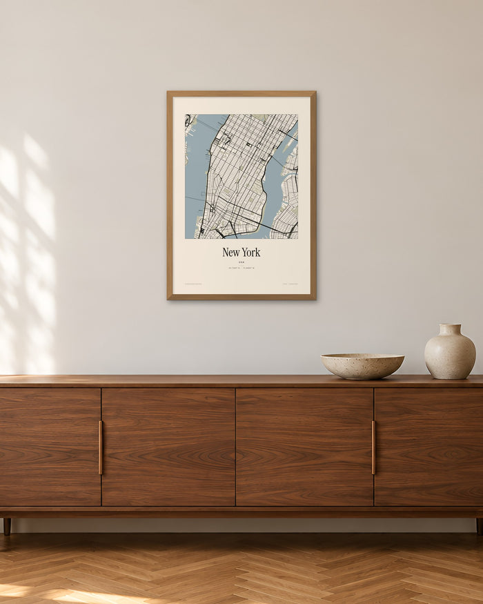 New York Stadtplan – Wandbild – 50 × 70 cm im Holzrahmen – Raumansicht – Art Bros