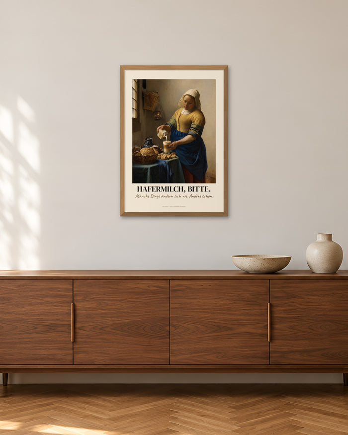 Das Milchmädchen – „Hafermilch, Bitte“ | Klassiker neu gedacht – 50 × 70 cm im Holzrahmen – Raumansicht – Art Bros