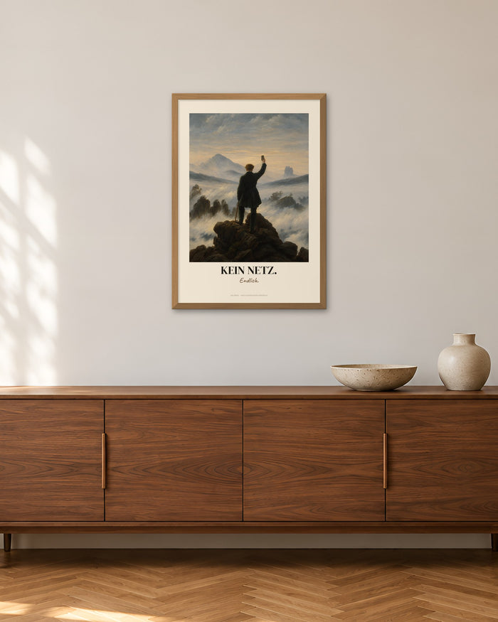 Der Wanderer über dem Nebelmeer – „Kein Netz“ | Klassiker neu gedacht – 50 × 70 cm im Holzrahmen – Raumansicht – Art Bros