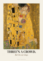 Der Kuss neu interpretiert mit Spruch Three'S A Crowd – Poster – Art Bros