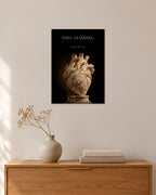 Still Standing – Goldenes Herz Poster – 30 × 42 cm ohne Rahmen – Raumansicht – Art Bros