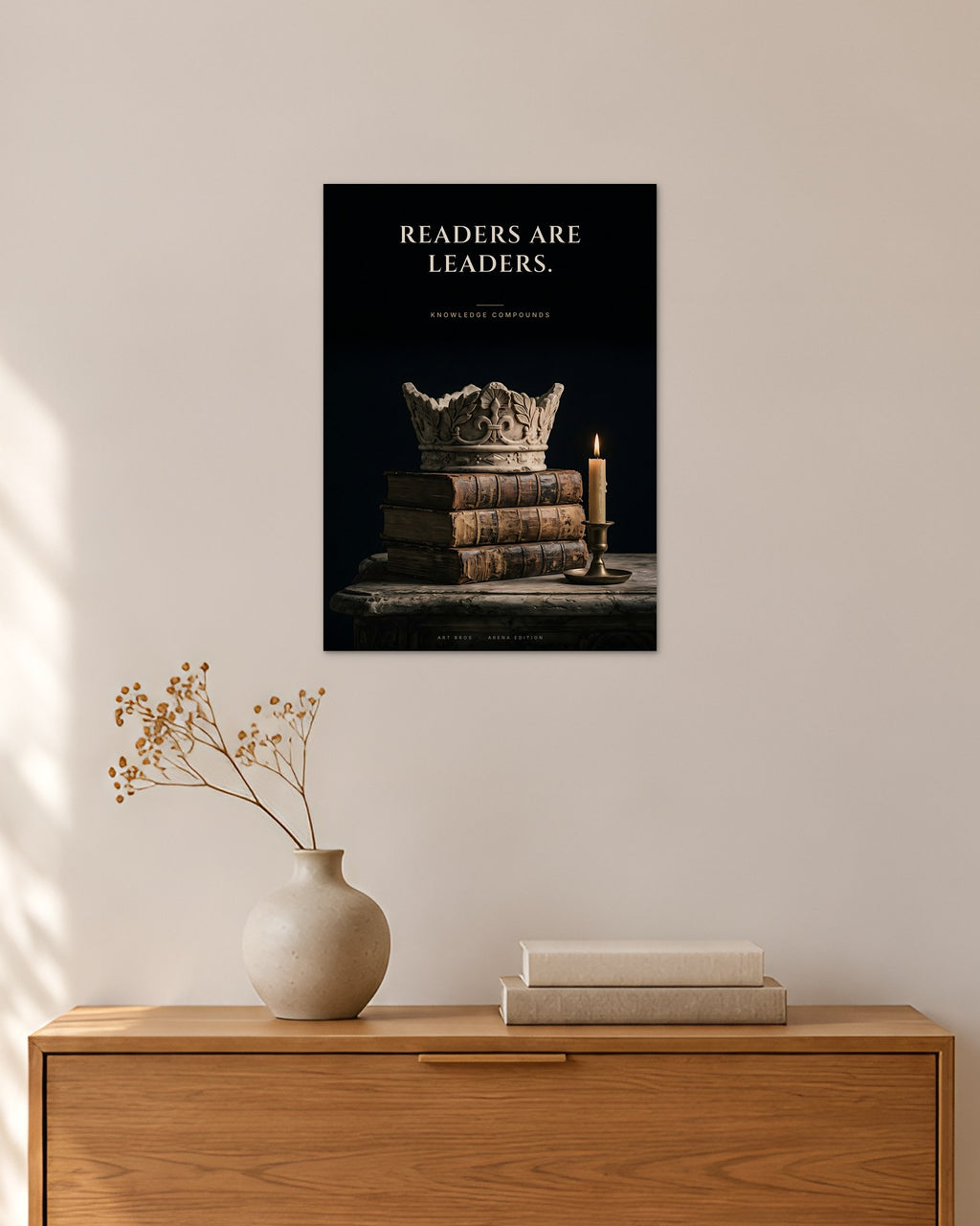 Readers Are Leaders – Krone und Bücher Poster – 30 × 42 cm ohne Rahmen – Raumansicht – Art Bros