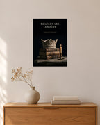 Readers Are Leaders – Krone und Bücher Poster – 30 × 42 cm ohne Rahmen – Raumansicht – Art Bros