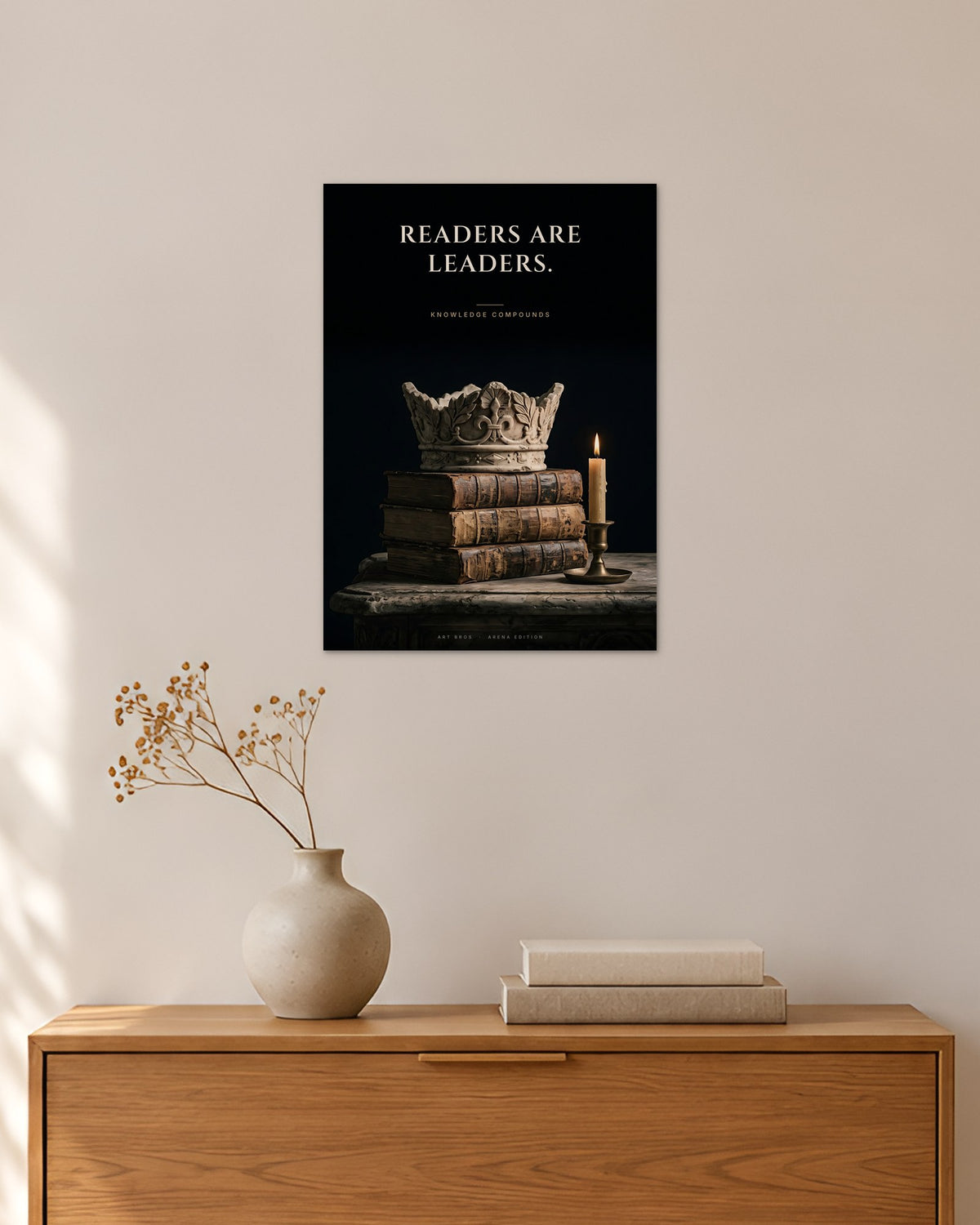 Readers Are Leaders – Krone und Bücher Poster – 30 × 42 cm ohne Rahmen – Raumansicht – Art Bros