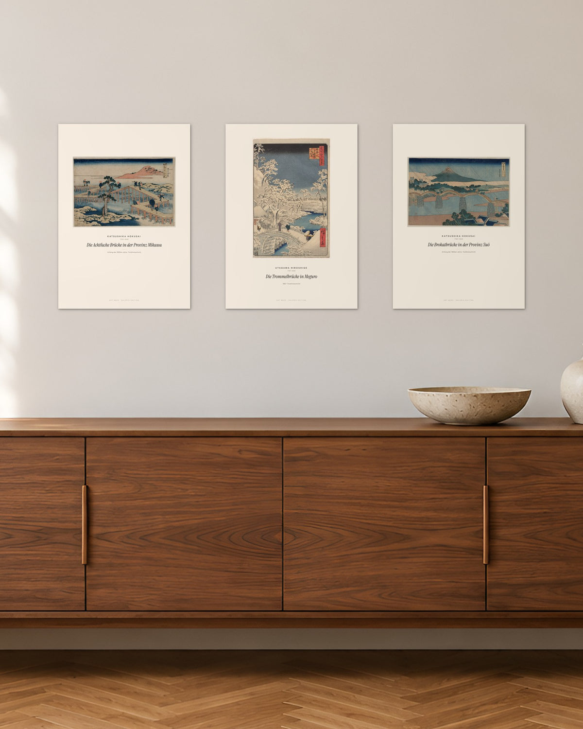 Japanische Brücken – 3er-Set Wandbilder – 30 × 42 cm ohne Rahmen – Raumansicht – Art Bros
