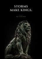 Storms Make Kings – Löwe im Regen Poster – Art Bros