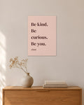 „Be kind. Be curious. Be you“ – Spruch-Poster – 30 × 42 cm ohne Rahmen – Raumansicht – Art Bros