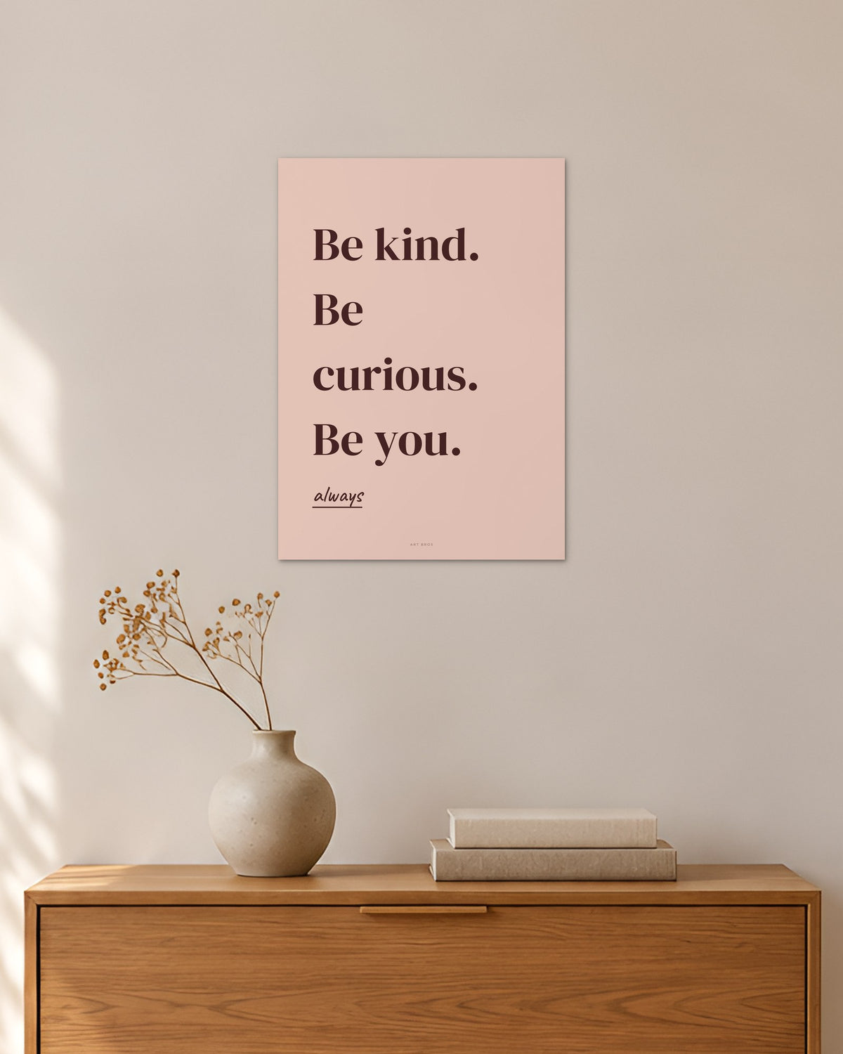 „Be kind. Be curious. Be you“ – Spruch-Poster – 30 × 42 cm ohne Rahmen – Raumansicht – Art Bros