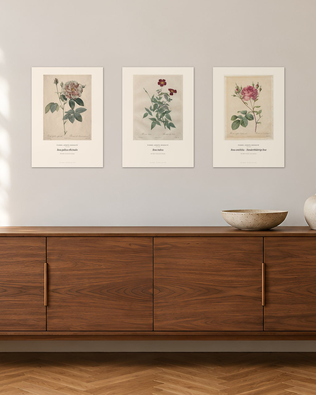 Redouté Rosen – 3er-Set Wandbilder – 30 × 42 cm ohne Rahmen – Raumansicht – Art Bros