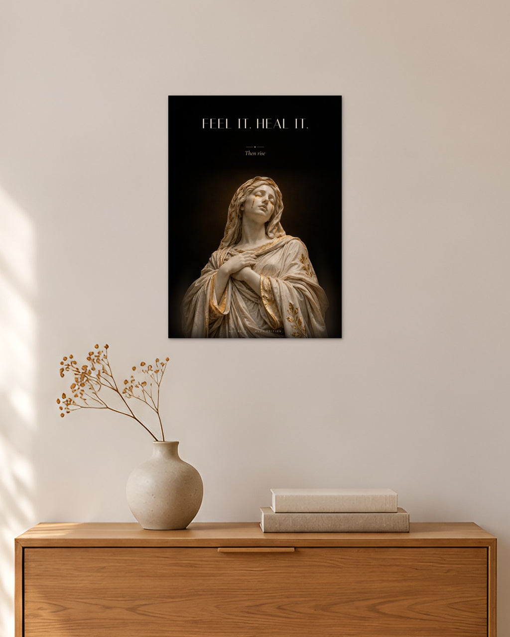 Feel It. Heal It – Goldene Tränen Poster – 30 × 42 cm ohne Rahmen – Raumansicht – Art Bros