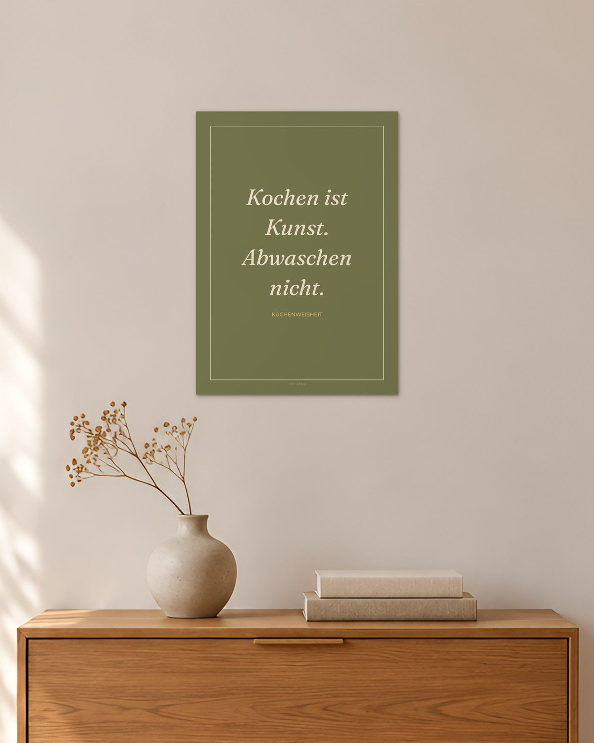 „Kochen ist Kunst. Abwaschen nicht“ – Spruch-Poster – 30 × 42 cm ohne Rahmen – Raumansicht – Art Bros
