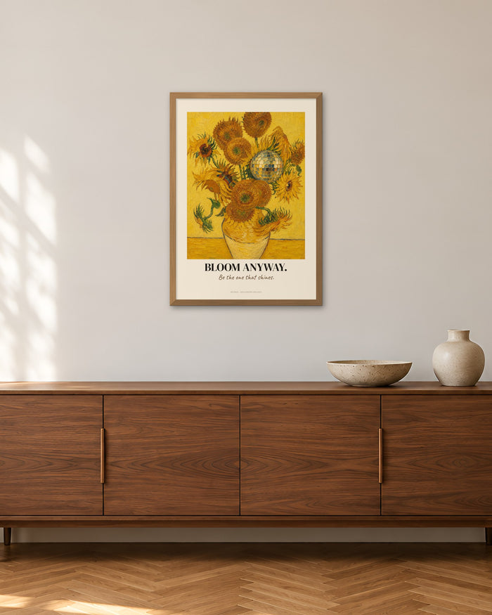 Sonnenblumen – „Bloom Anyway“ | Klassiker neu gedacht – 50 × 70 cm im Holzrahmen – Raumansicht – Art Bros