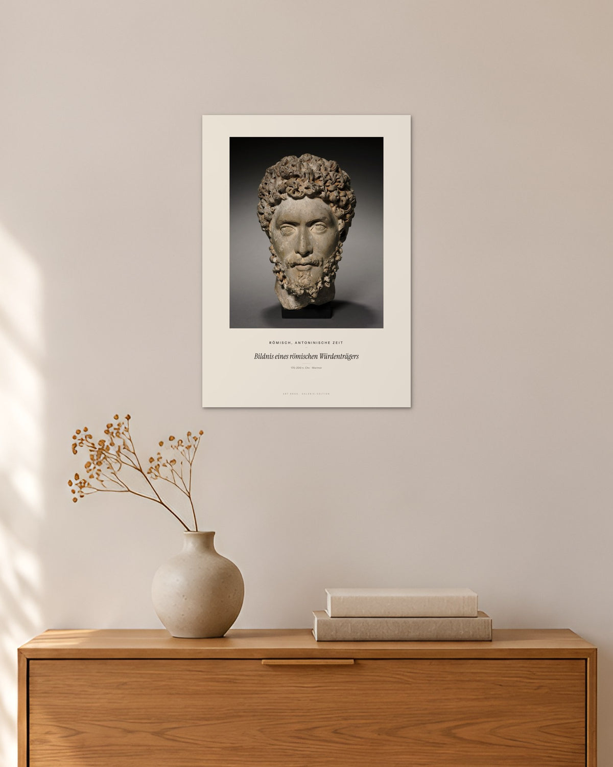 Bildnis eines römischen Würdenträgers – Römisch, antoninische Zeit – 30 × 42 cm ohne Rahmen – Raumansicht – Art Bros