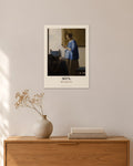 Briefleserin in Blau – „Seen“ | Klassiker neu gedacht – 30 × 42 cm ohne Rahmen – Raumansicht – Art Bros