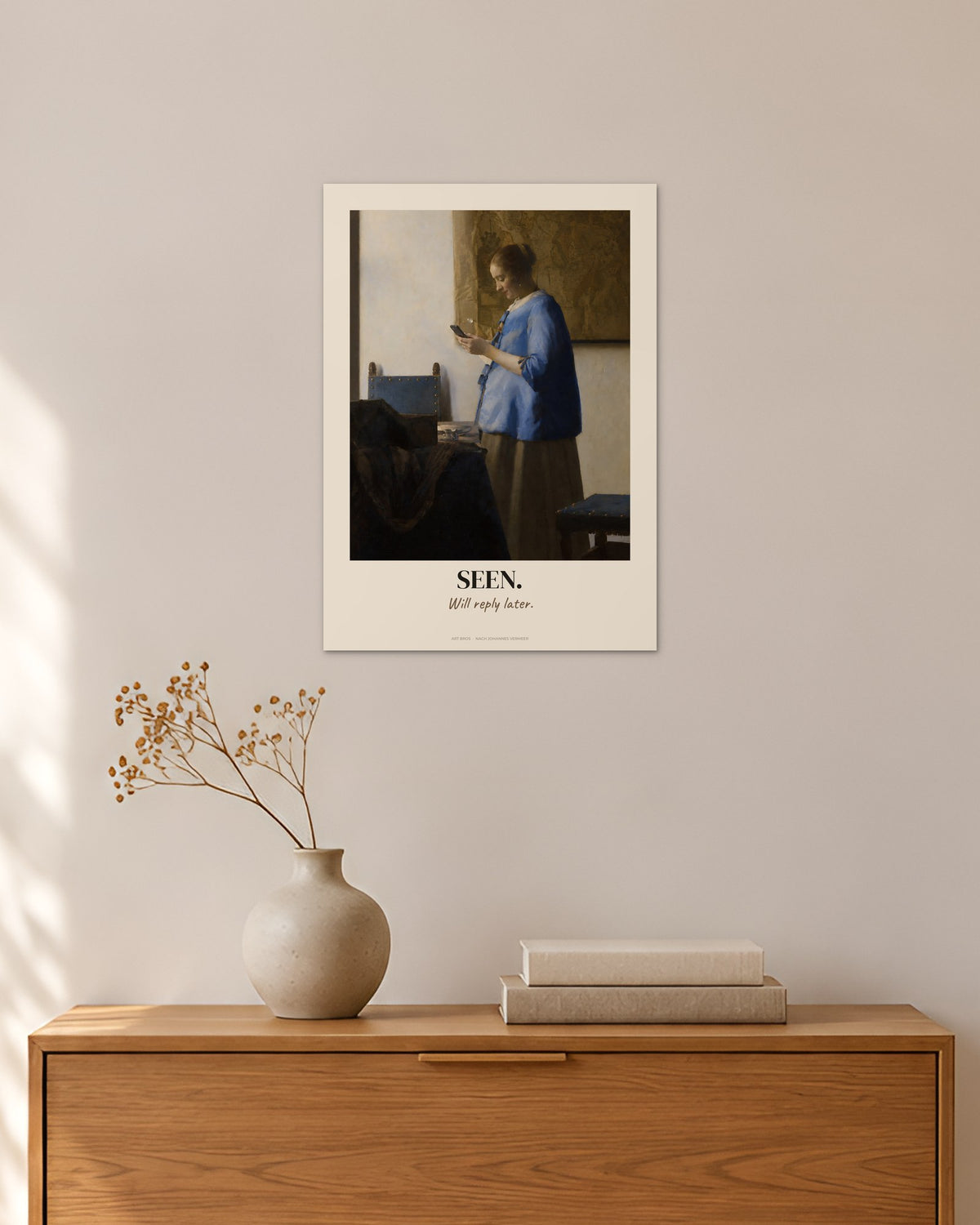 Briefleserin in Blau – „Seen“ | Klassiker neu gedacht – 30 × 42 cm ohne Rahmen – Raumansicht – Art Bros