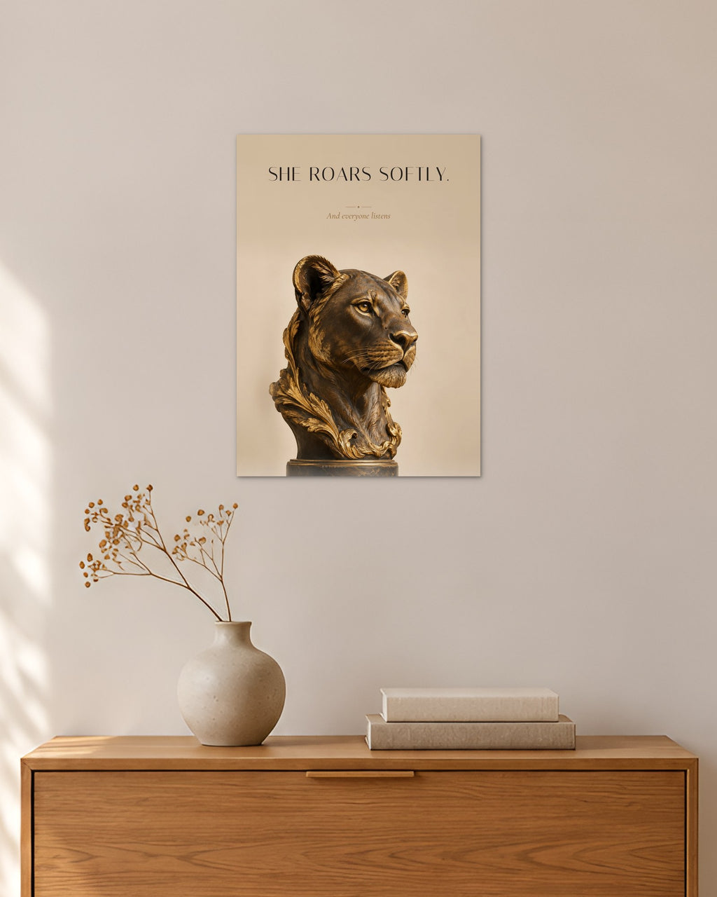 She Roars Softly – Löwinnenkopf Poster – 30 × 42 cm ohne Rahmen – Raumansicht – Art Bros