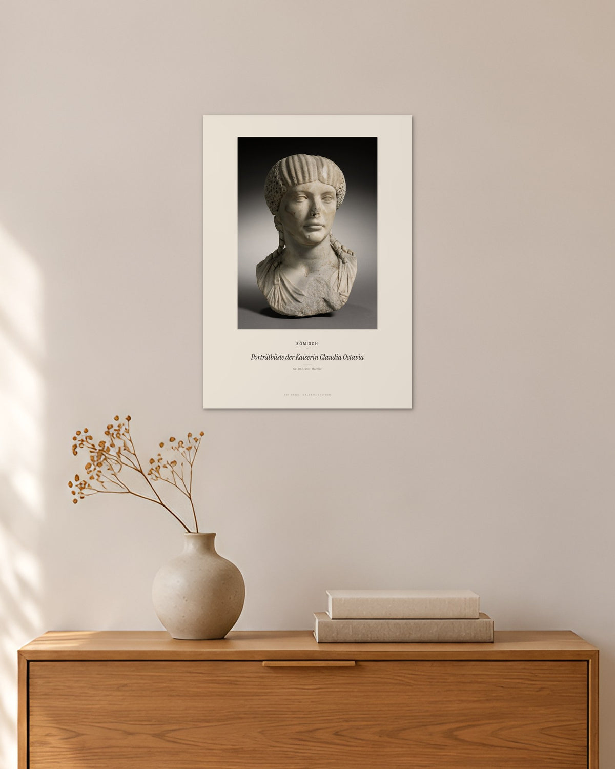 Porträtbüste der Kaiserin Claudia Octavia – Römisch – 30 × 42 cm ohne Rahmen – Raumansicht – Art Bros