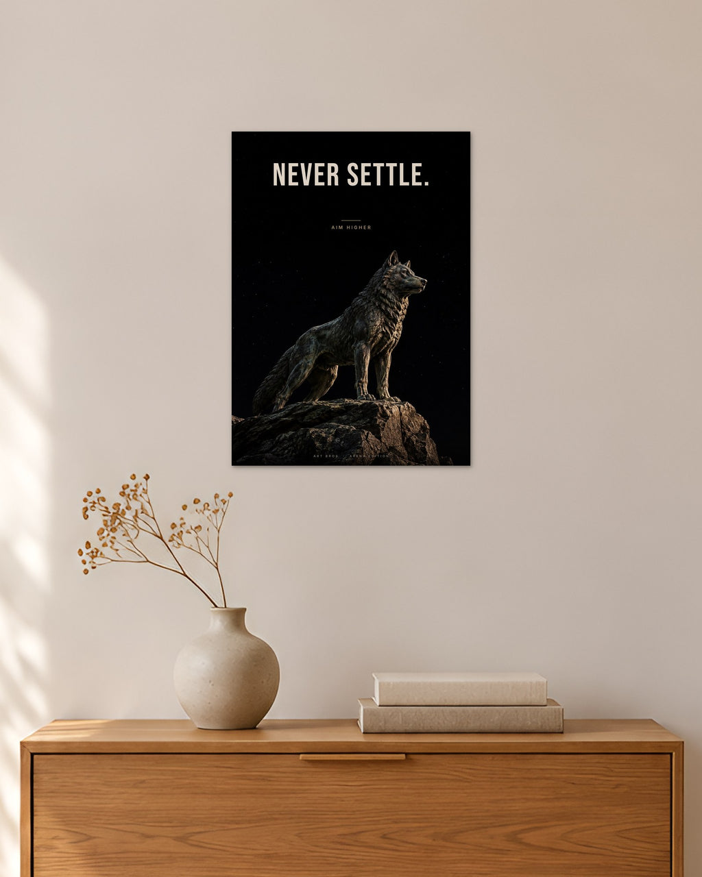 Never Settle – Wolf am Abgrund Poster – 30 × 42 cm ohne Rahmen – Raumansicht – Art Bros