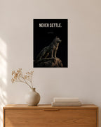 Never Settle – Wolf am Abgrund Poster – 30 × 42 cm ohne Rahmen – Raumansicht – Art Bros