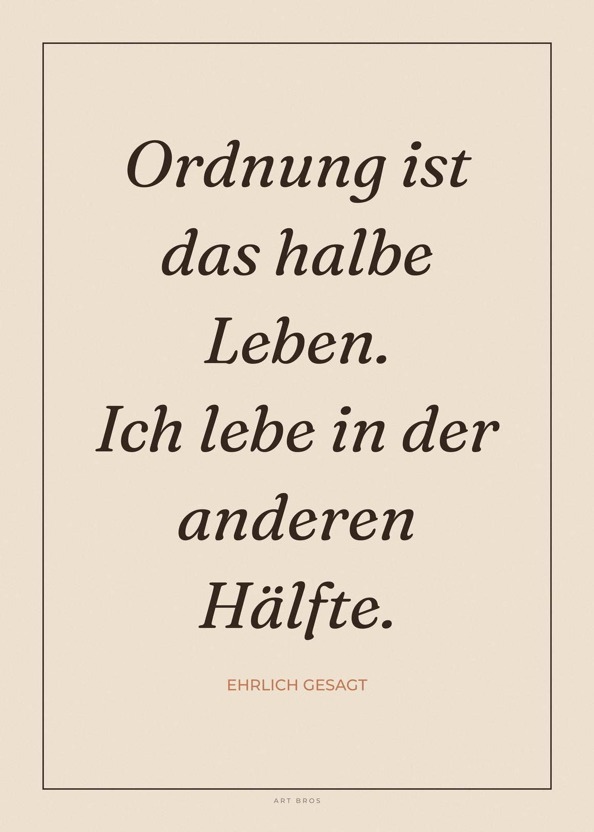 Spruch-Poster Ordnung ist das halbe Leben. Ich lebe in der anderen Hälfte – Art Bros
