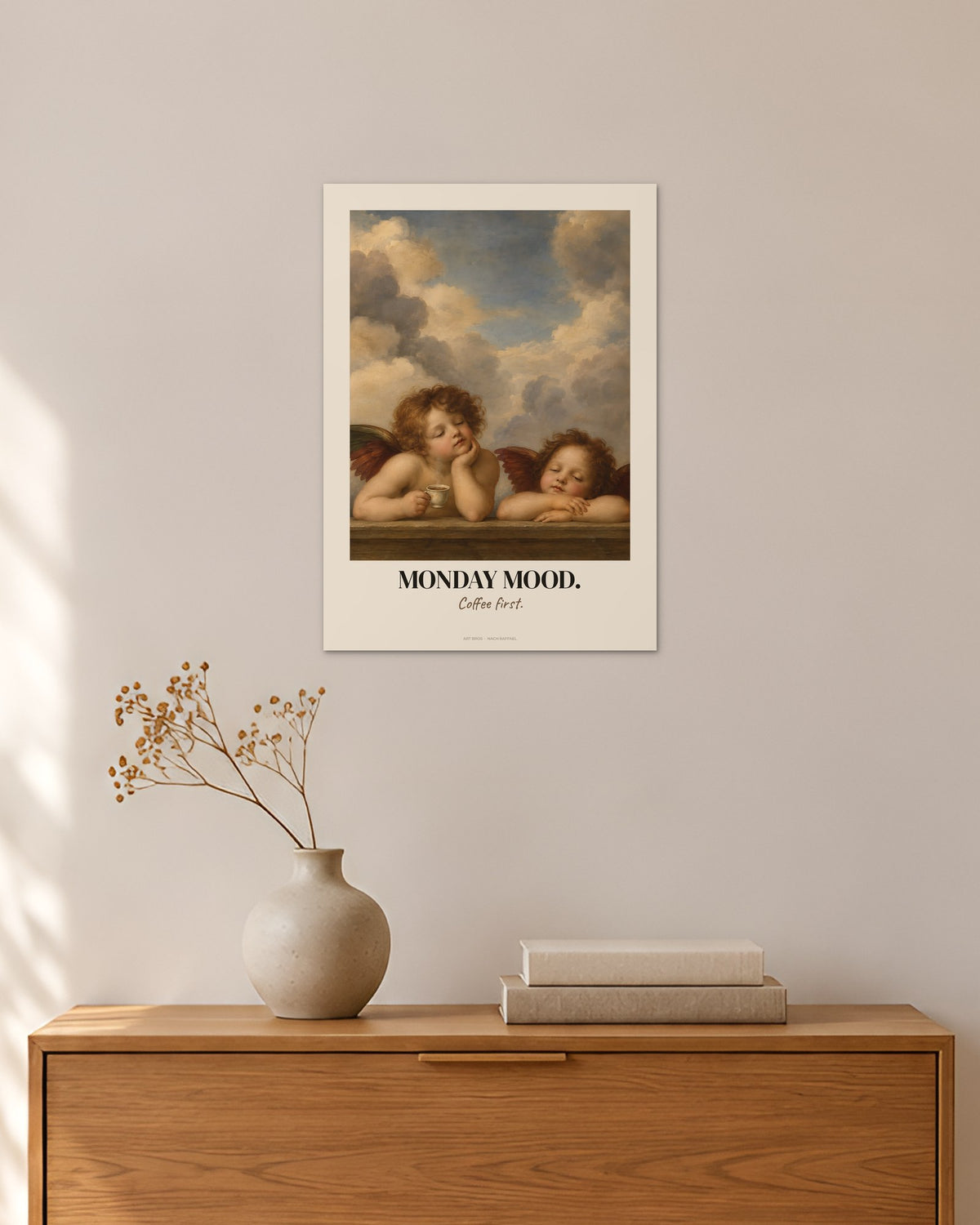 Die Engel der Sixtinischen Madonna – „Monday Mood“ | Klassiker neu gedacht – 30 × 42 cm ohne Rahmen – Raumansicht – Art Bros