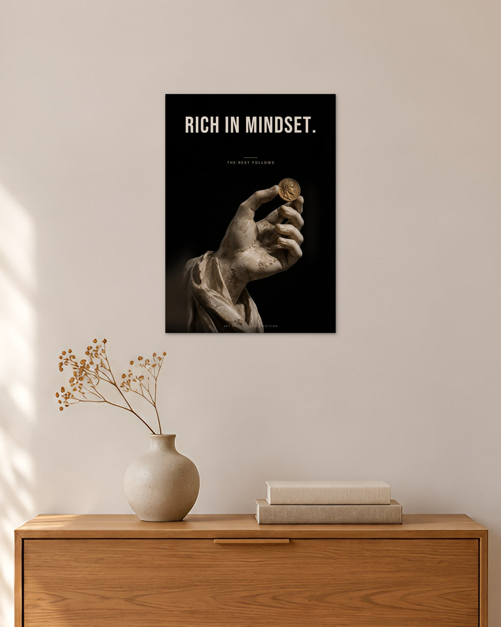 Rich in Mindset – Hand mit Münze Poster – 30 × 42 cm ohne Rahmen – Raumansicht – Art Bros