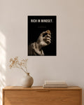 Rich in Mindset – Hand mit Münze Poster – 30 × 42 cm ohne Rahmen – Raumansicht – Art Bros