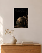 Come Back With Your Shield — Or on It – Spartanischer Schild Poster – 30 × 42 cm ohne Rahmen – Raumansicht – Art Bros