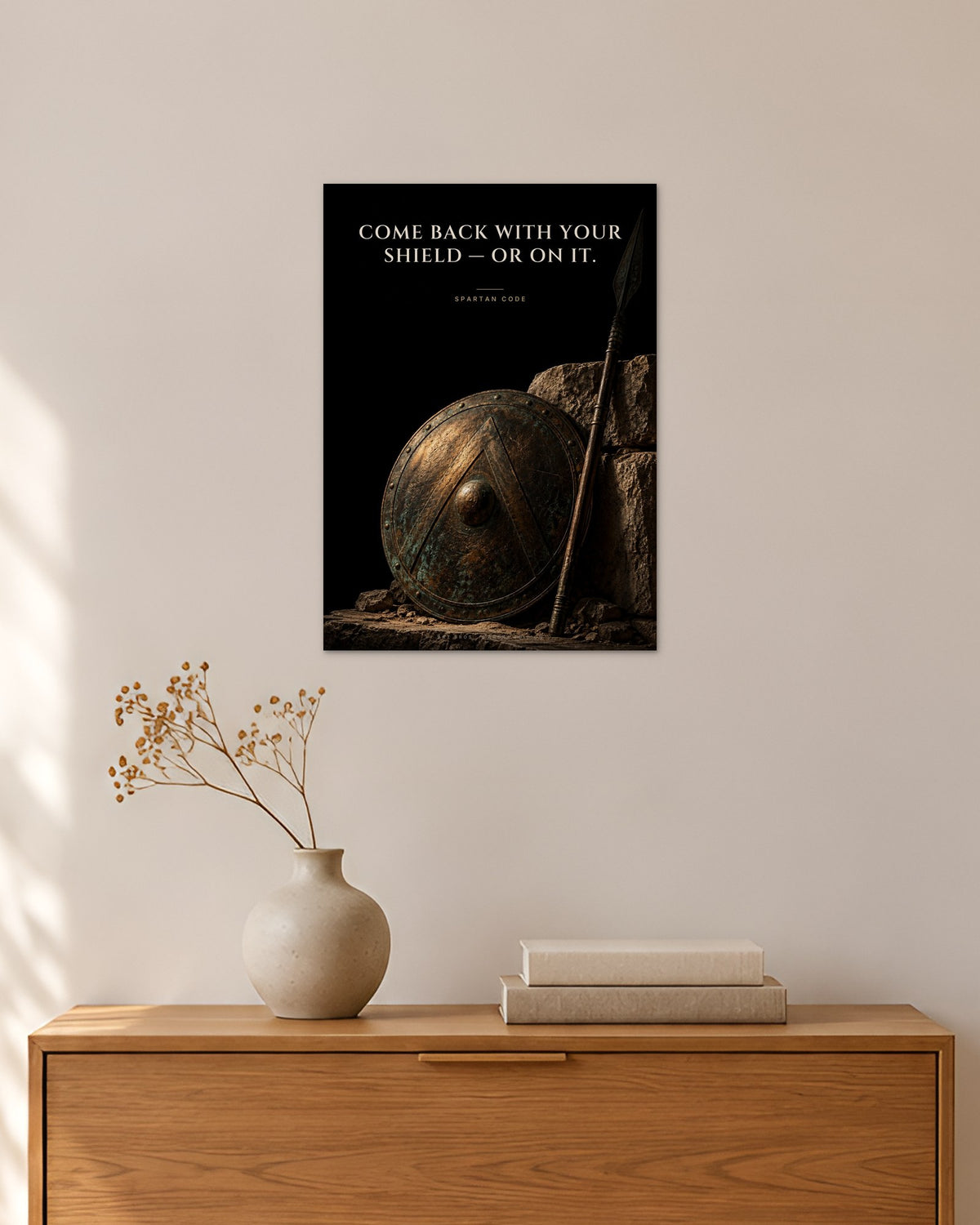 Come Back With Your Shield — Or on It – Spartanischer Schild Poster – 30 × 42 cm ohne Rahmen – Raumansicht – Art Bros