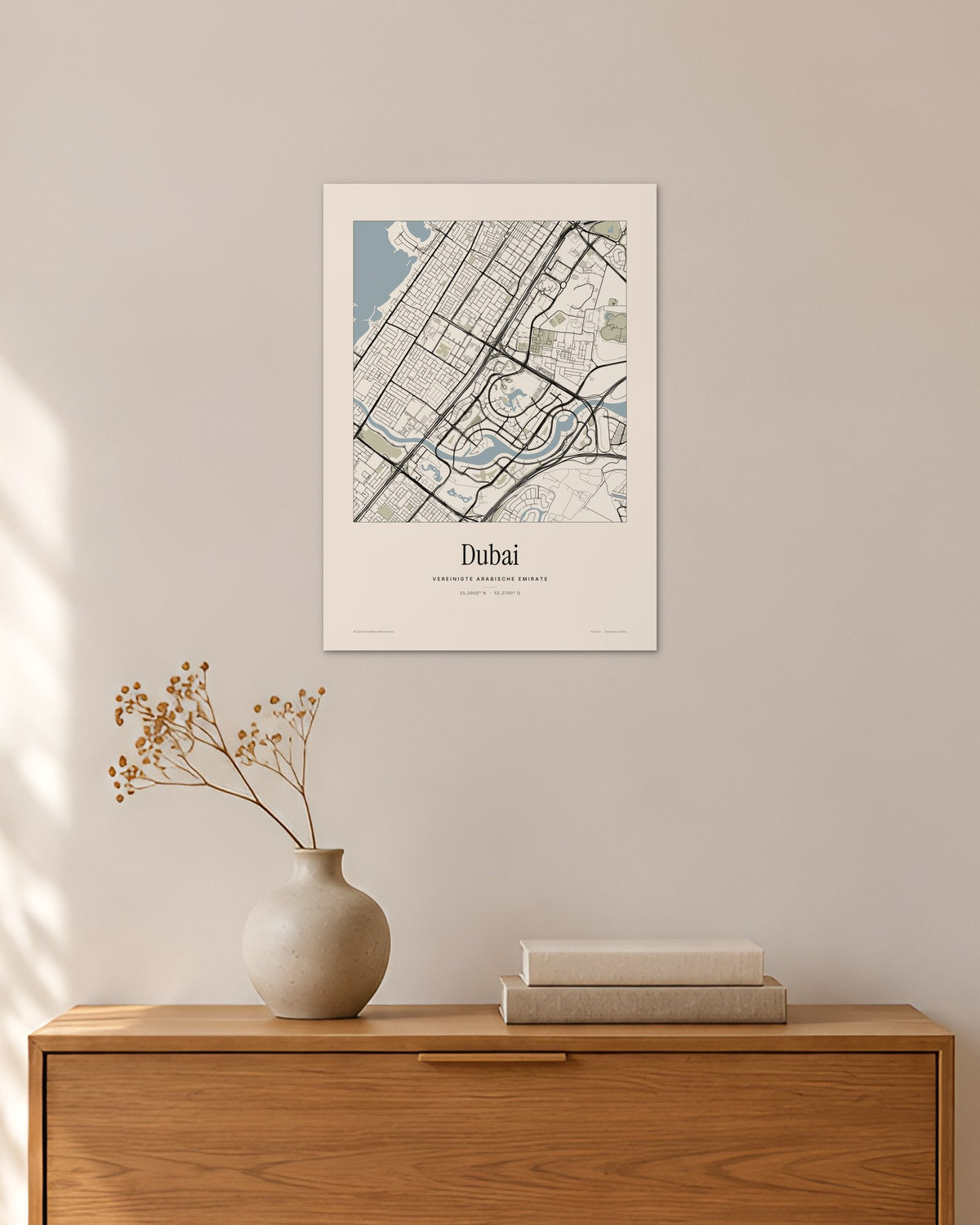 Dubai Stadtplan – Wandbild – 30 × 42 cm ohne Rahmen – Raumansicht – Art Bros