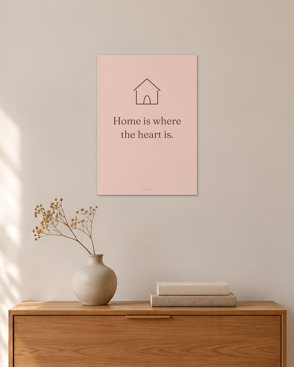 „Home is where the heart is“ – Spruch-Poster – 30 × 42 cm ohne Rahmen – Raumansicht – Art Bros