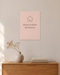 „Home is where the heart is“ – Spruch-Poster – 30 × 42 cm ohne Rahmen – Raumansicht – Art Bros