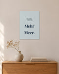„Mehr Meer“ – Spruch-Poster – 30 × 42 cm ohne Rahmen – Raumansicht – Art Bros