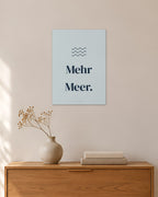 „Mehr Meer“ – Spruch-Poster – 30 × 42 cm ohne Rahmen – Raumansicht – Art Bros