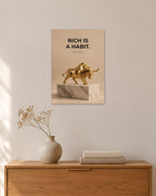 „Rich Is A Habit“ – Geld & Business Poster – 30 × 42 cm ohne Rahmen – Raumansicht – Art Bros