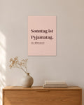 „Sonntag ist Pyjamatag“ – Spruch-Poster – 30 × 42 cm ohne Rahmen – Raumansicht – Art Bros