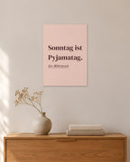 „Sonntag ist Pyjamatag“ – Spruch-Poster – 30 × 42 cm ohne Rahmen – Raumansicht – Art Bros