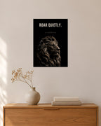 Roar Quietly – Obsidian-Löwe Poster – 30 × 42 cm ohne Rahmen – Raumansicht – Art Bros