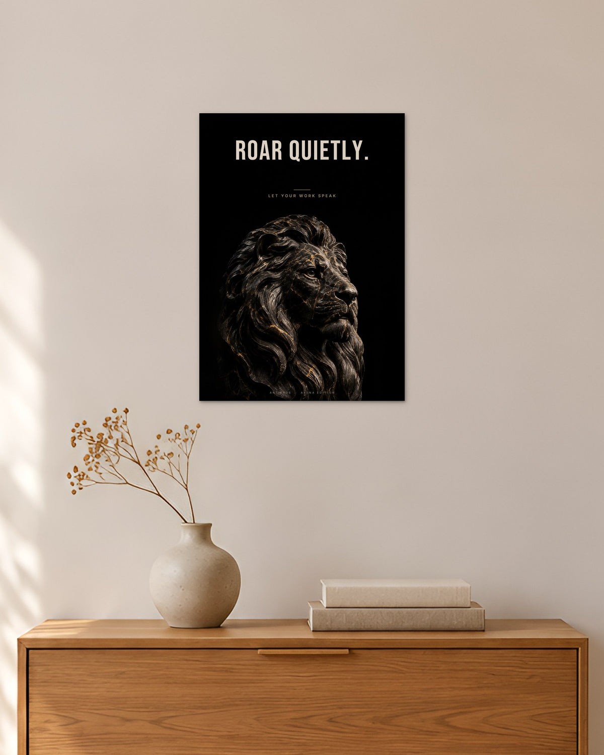 Roar Quietly – Obsidian-Löwe Poster – 30 × 42 cm ohne Rahmen – Raumansicht – Art Bros