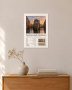 Speicherstadt Hamburg Wandbild – 30 × 42 cm ohne Rahmen – Raumansicht – Art Bros