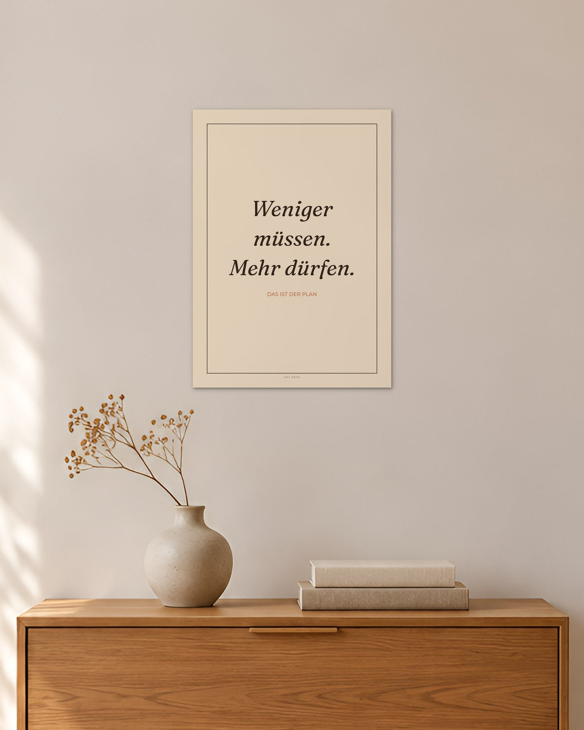 „Weniger müssen. Mehr dürfen“ – Spruch-Poster – 30 × 42 cm ohne Rahmen – Raumansicht – Art Bros