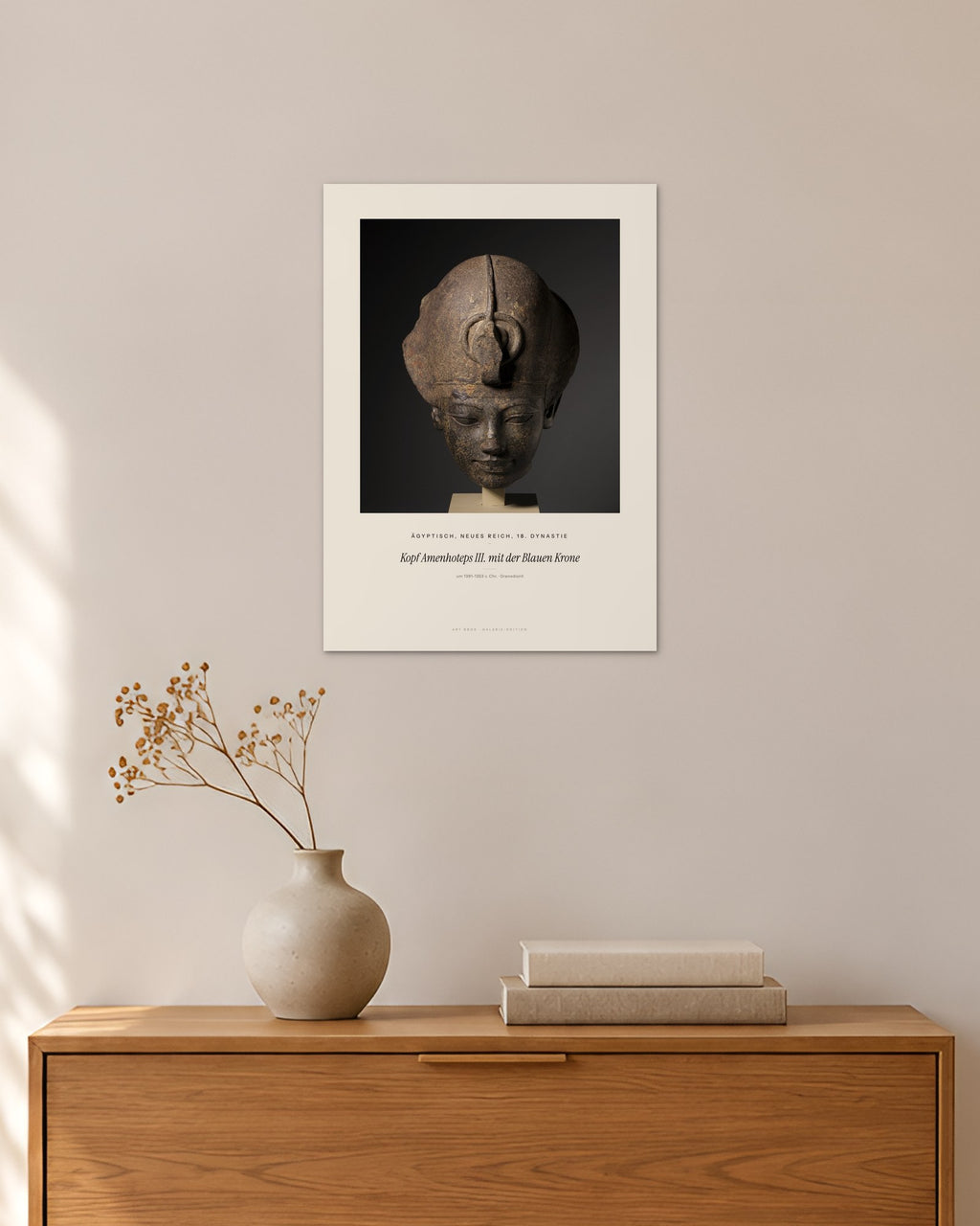 Kopf Amenhoteps III. mit der Blauen Krone – Ägyptisch, Neues Reich, 18. Dynastie – 30 × 42 cm ohne Rahmen – Raumansicht – Art Bros