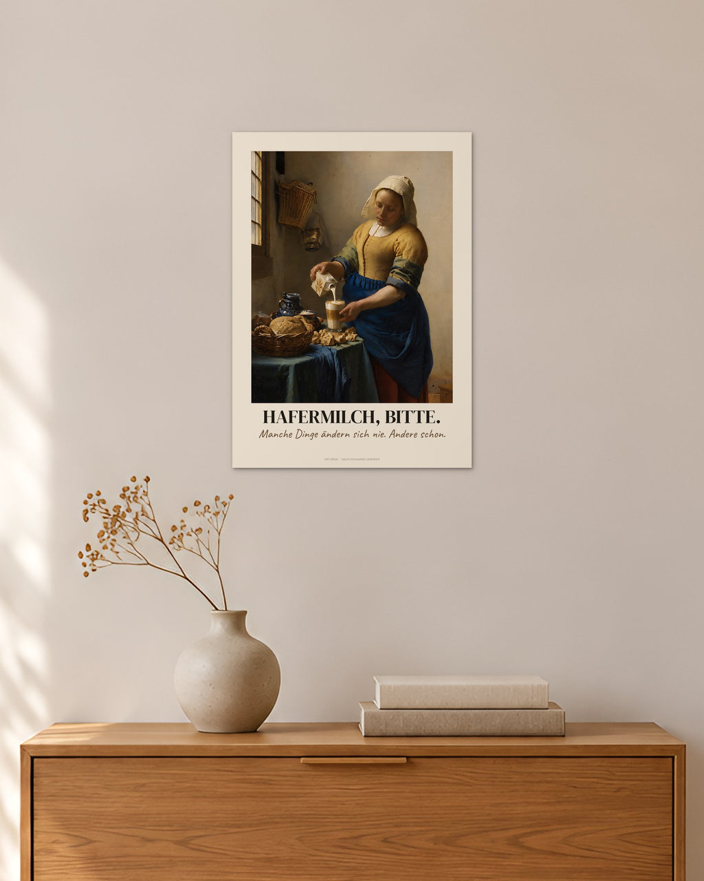 Das Milchmädchen – „Hafermilch, Bitte“ | Klassiker neu gedacht – 30 × 42 cm ohne Rahmen – Raumansicht – Art Bros